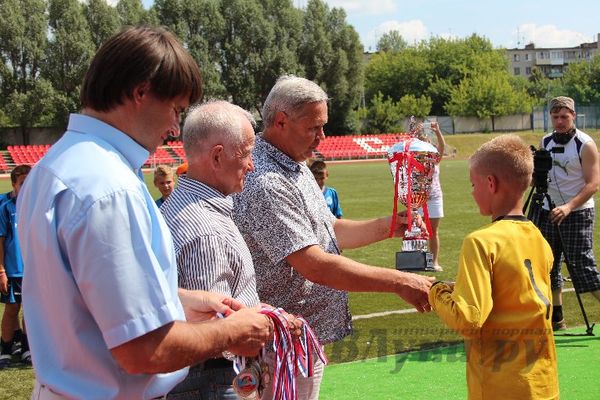 Юные футболисты из Калининграда стали победителями турнира «Локобол» в Великих Луках (фото)