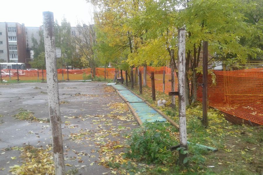 В Великих Луках начались работы по демонтажу старой спортивной площадки на ул. Рабочей (ФОТО)