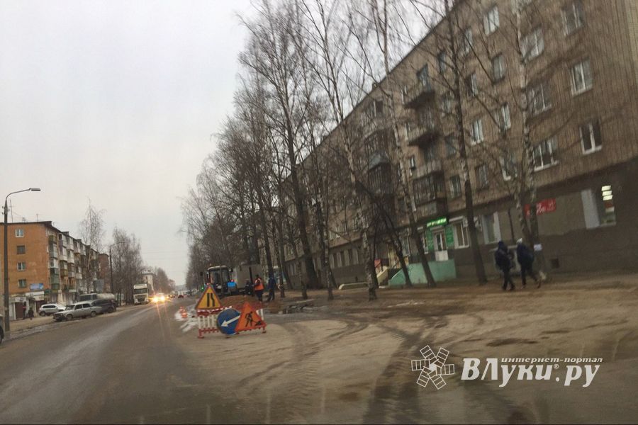 На ул. Дьяконова вскрыто дорожное полотно (ФОТО)