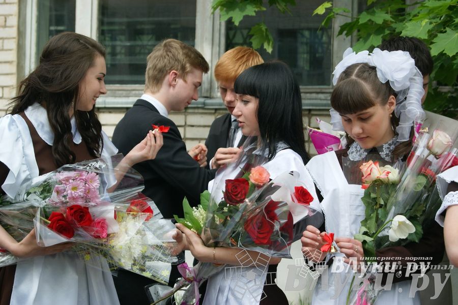 «Последний звонок» в школах Великих Лук