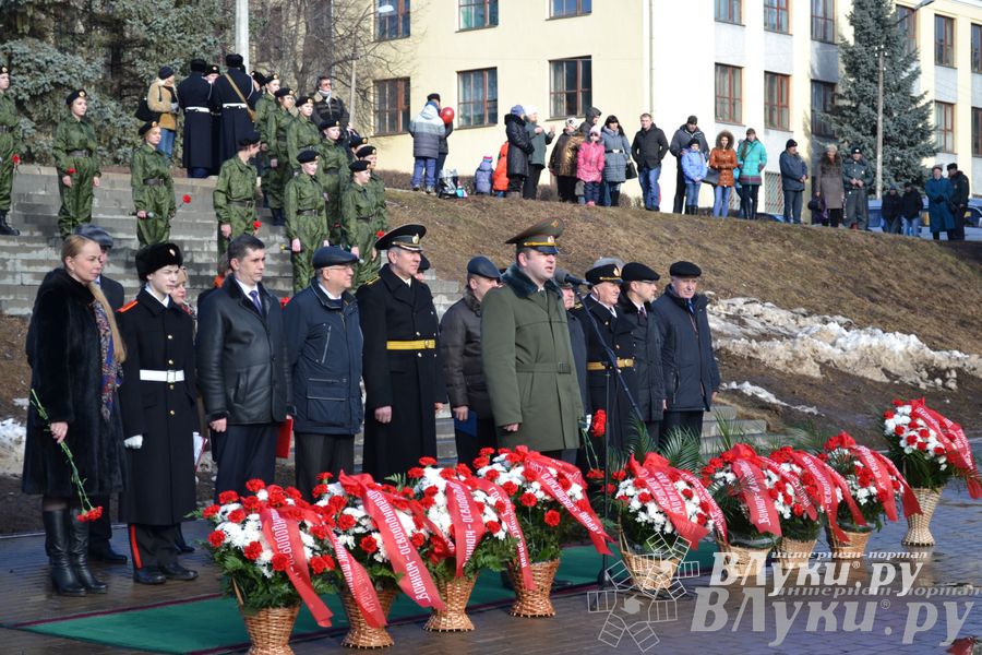 День защитника отечества в Великих Луках отметили памятным митингом и салютом