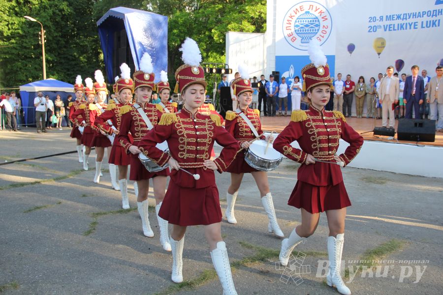 В Великих Луках открылась Международная юбилейная встреча воздухоплавателей (фото)