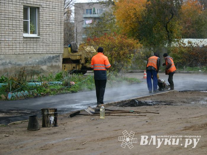 Глава администрации проследил за ходом ремонта дворовых территорий