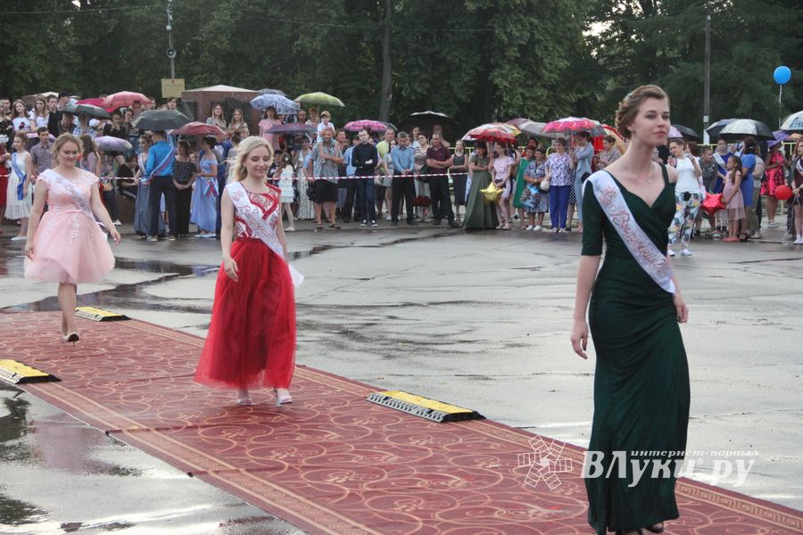 Великолукской «Бригантине» пришлось поплавать под дождём (ФОТО)