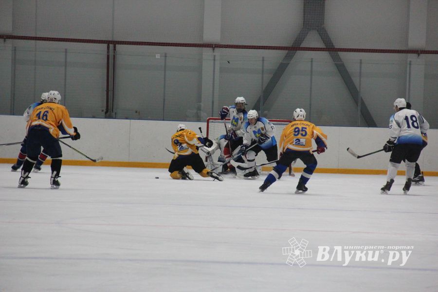Две великолукские команды хоккеистов одержали победы в домашних матчах (ФОТО)