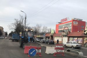 В районе Смоленского рынка устраняют прокол в коллекторе (ФОТО)