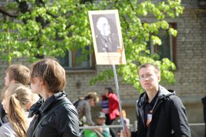 9 мая в Великих Луках. Шествие и салют