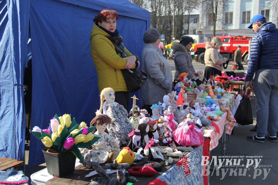 Универсальная торговая ярмарка «Весна-2015» прошла в Великих Луках (фото)