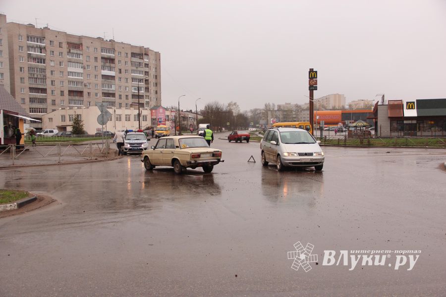 Ну не умеют в Великих Луках ездить по кольцу