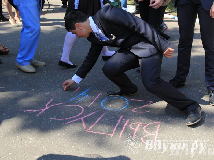 В Великих Луках прозвенели «Последние звонки»