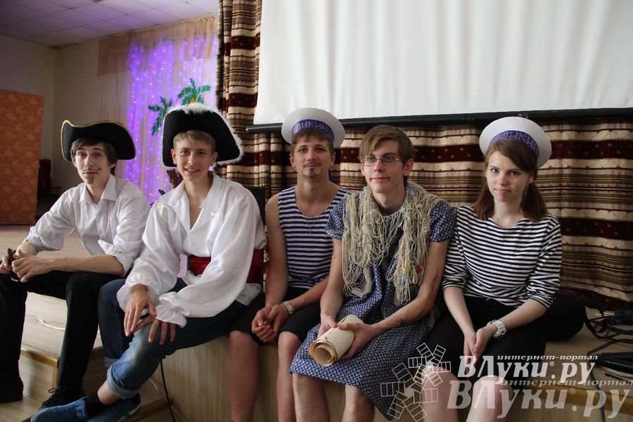 В Великих Луках прозвенели «Последние звонки»