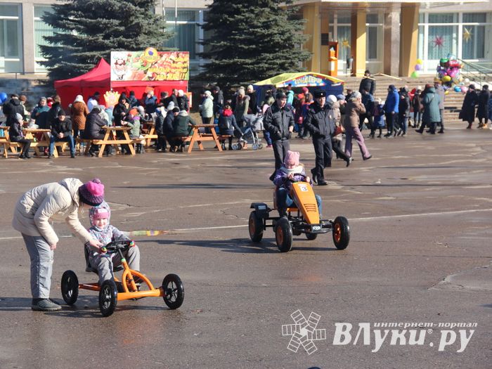 В Великих Луках широко отметили Масленицу (ФОТО)