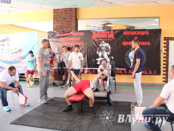 В Великих Луках прошел открытый городской турнир по пауэрлифтингу (фото)