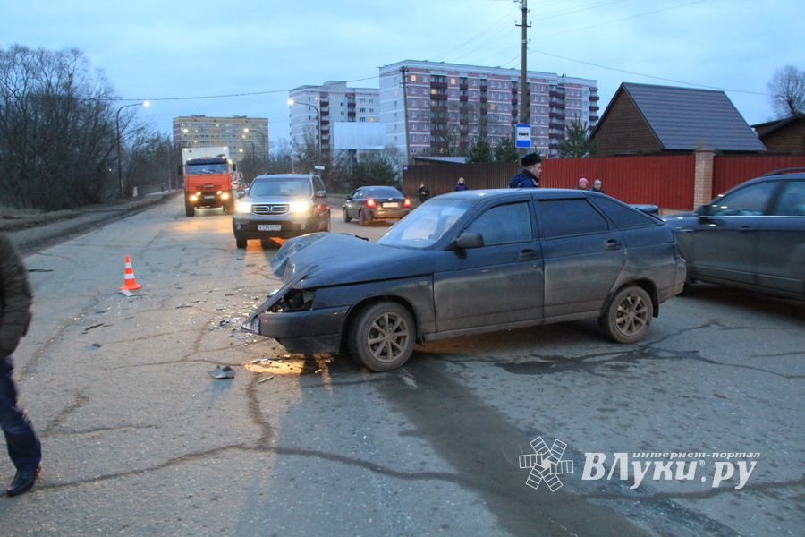 В Великих Луках произошла авария (фото)