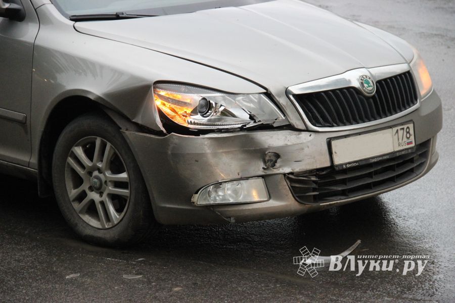 ДТП на перекрёстке улиц Малышева и Матвея Кузьмина (ФОТО)