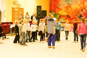 В Великих Луках первоклассники из малоимущих семей стали обладателями новых школьных портфелей (ФОТО)