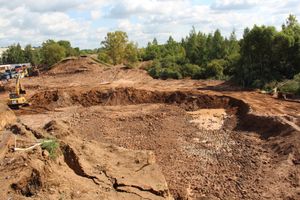  На месте строительства путепровода ведутся работы (фото)