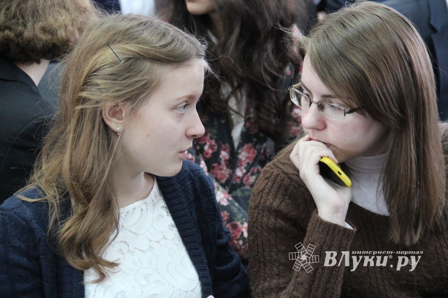 В Великих Луках наградили самых умных школьников 