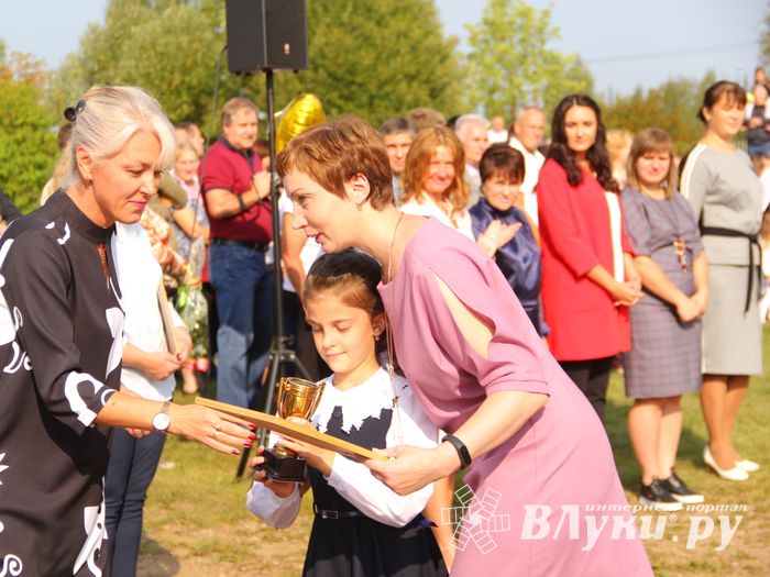 1 сентября в школах Великих Лук прошли Торжественные линейки (ФОТО)