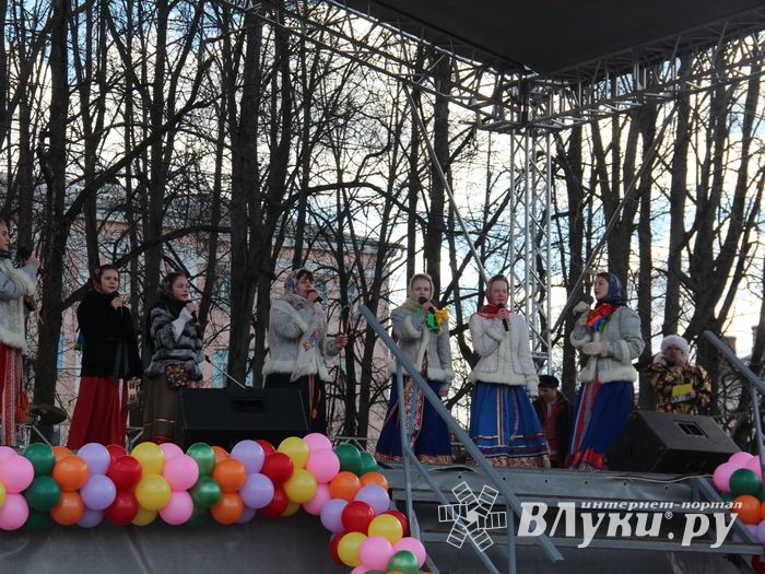 В Великих Луках широко отметили Масленицу (ФОТО)