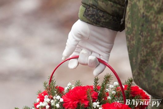 Венок от Президента России Владимира Путина возложили к памятнику 6-ой роте (фото)