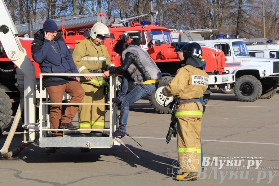 В центре Великих Лук спасатели продемонстрировали свою технику (ФОТО)
