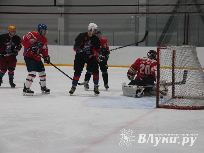 Памятный турнир по хоккею прошел в великолукском «Айсберге» (ФОТО)