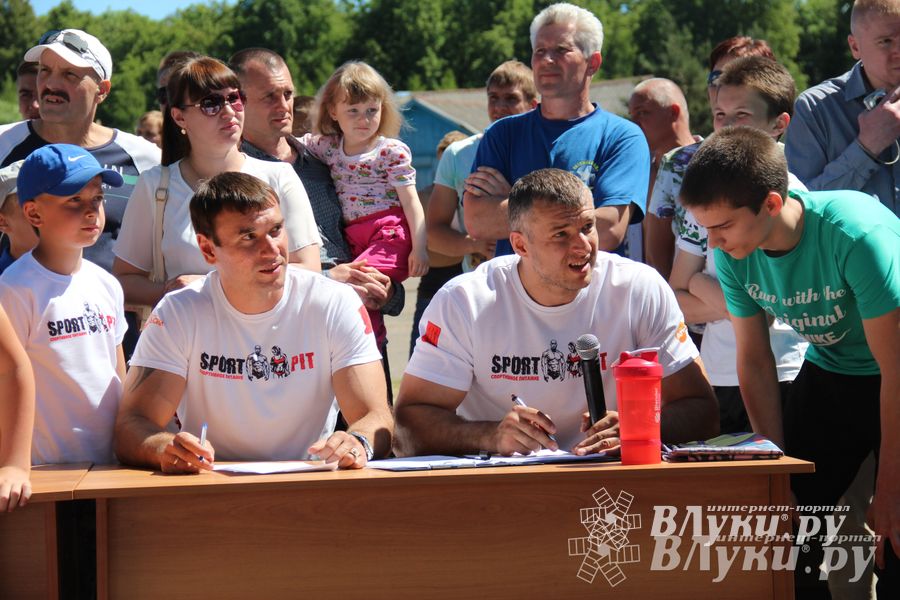 В Великих Луках состояли соревнования по подтягиванию на турнике (фото)