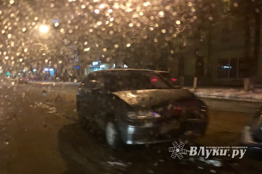 В Великих Луках на проспекте Ленина произошло ДТП (ФОТО)