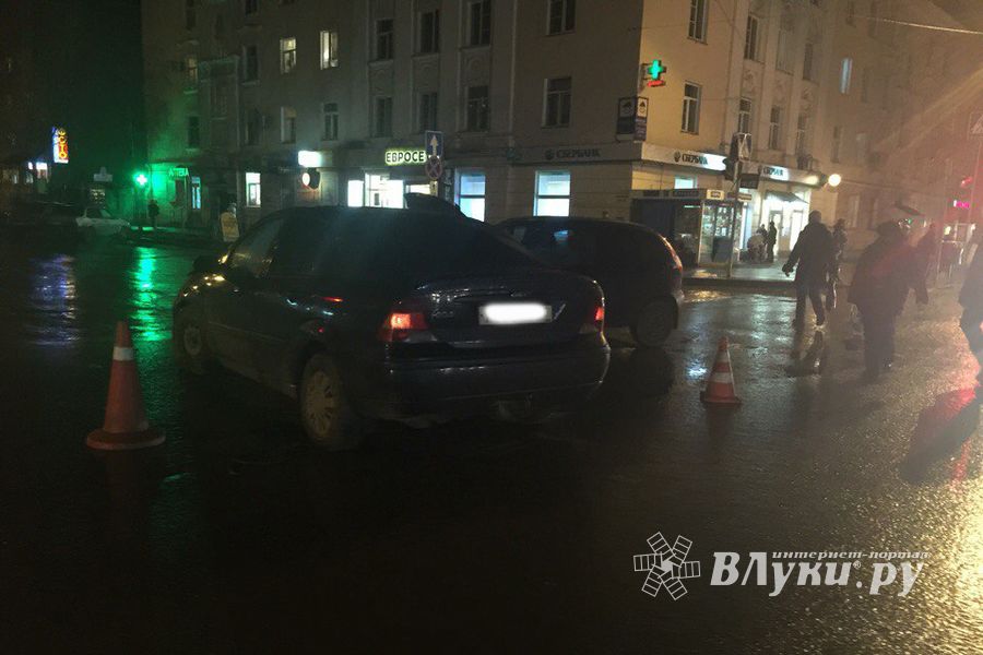 В Великих Луках столкнулись две легковушки (фото)