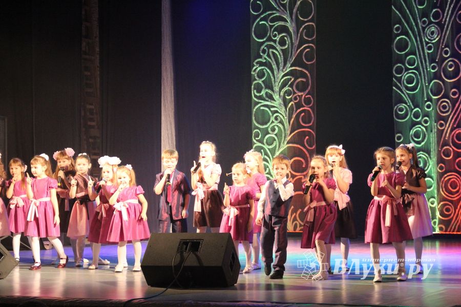 Юные артисты ГДК им. Ленина поздравили мам с праздником (ФОТО)
