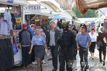 Полицейские, сотрудники УФМС, ОМОН и СОРБ искали на псковских рынках незаконных мигрантов