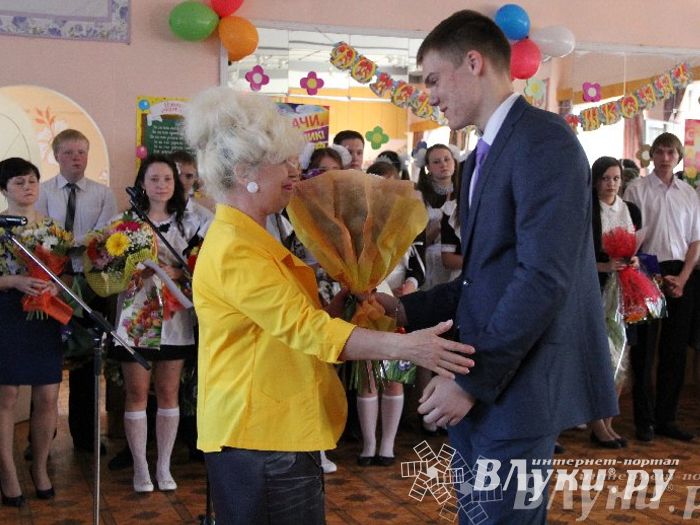 В Великих Луках прозвенели «Последние звонки»