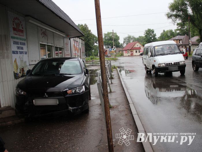 В Великих Луках автомобиль протаранил ограждение и «припарковался» на остановке (ФОТО)