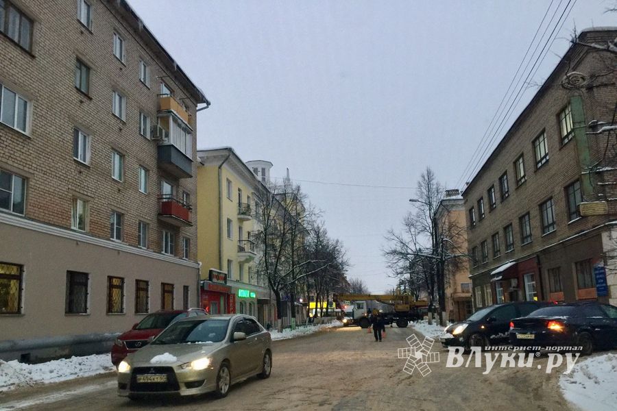 Улицу Зверева в Великих Луках заблокировал автокран (ФОТО)