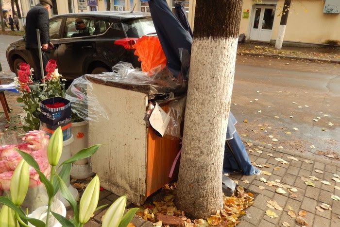 Великолучанин возмущается «ущербной, грязной торговлей в центре города» (ФОТО)