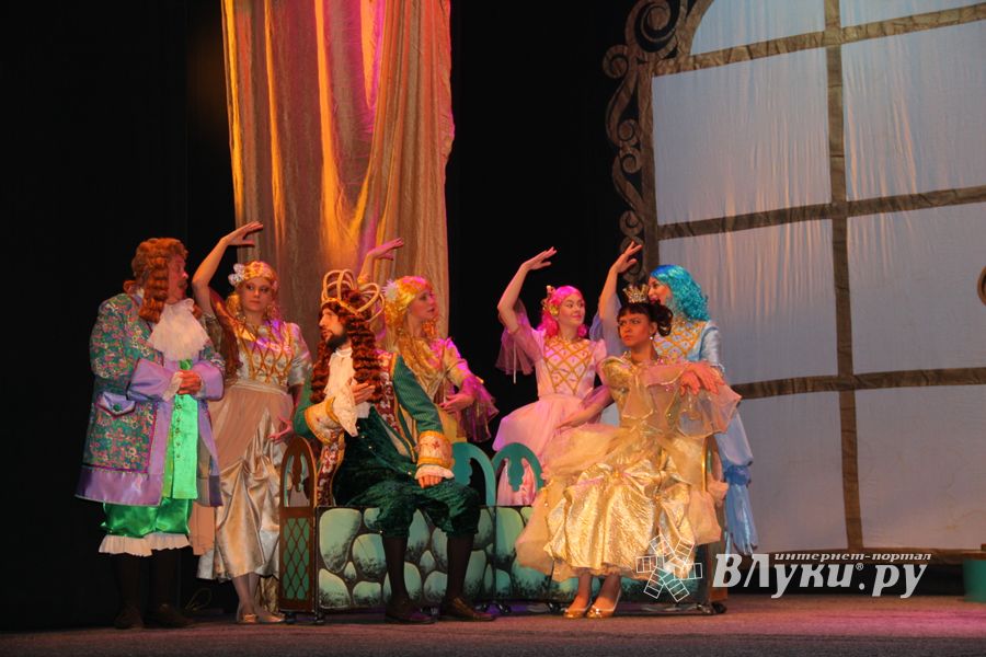 «Принцессу на горошине» и «Свинопаса» показал Великолукский драматический театр (фото)