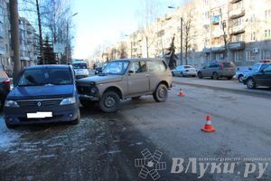 В Великих Луках столкнулись три автомобиля (ФОТО)