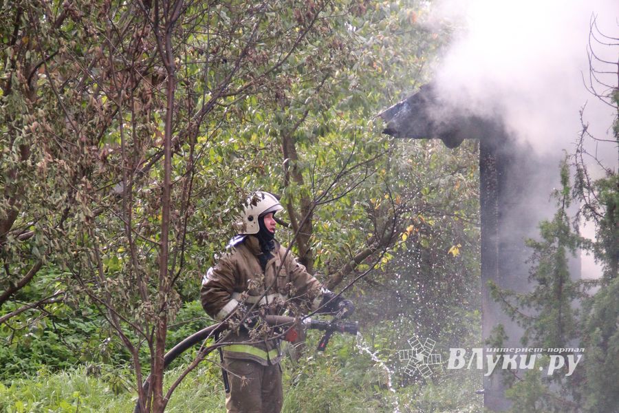 В Великих Луках пожарные тушат барак (ФОТО)