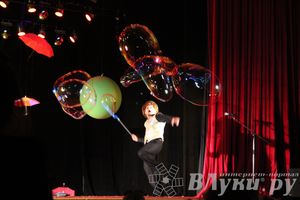 Шоу магических зонтиков и мыльных пузырей увидели юные великолучане