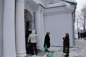 Великолучане запасаются святой водой (фото)