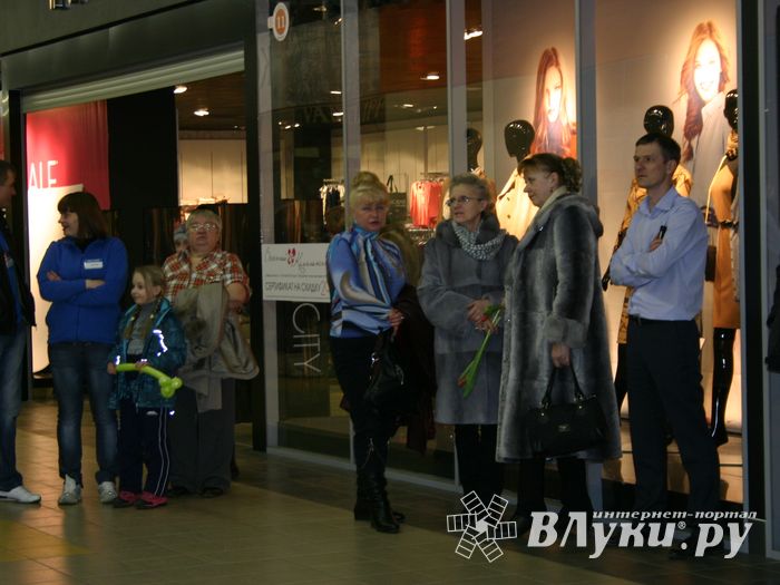 Торговый центр «Апельсин» поздравил прекрасных дам с праздником весны