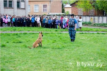 Школьники Великих Лук познакомились с работой служебных собак (ФОТО)