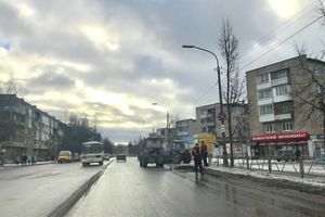 В Великих Луках очищают обочины улиц от снега (ФОТО)