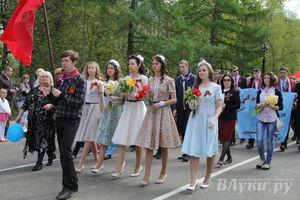 Парад Победы в Великих Луках (фото)