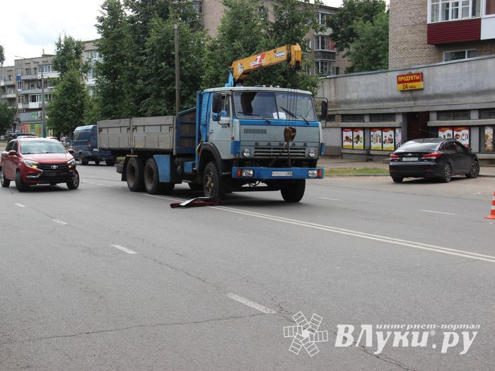 Легковушка и КамАЗ столкнулись в Великих Луках (ФОТО)