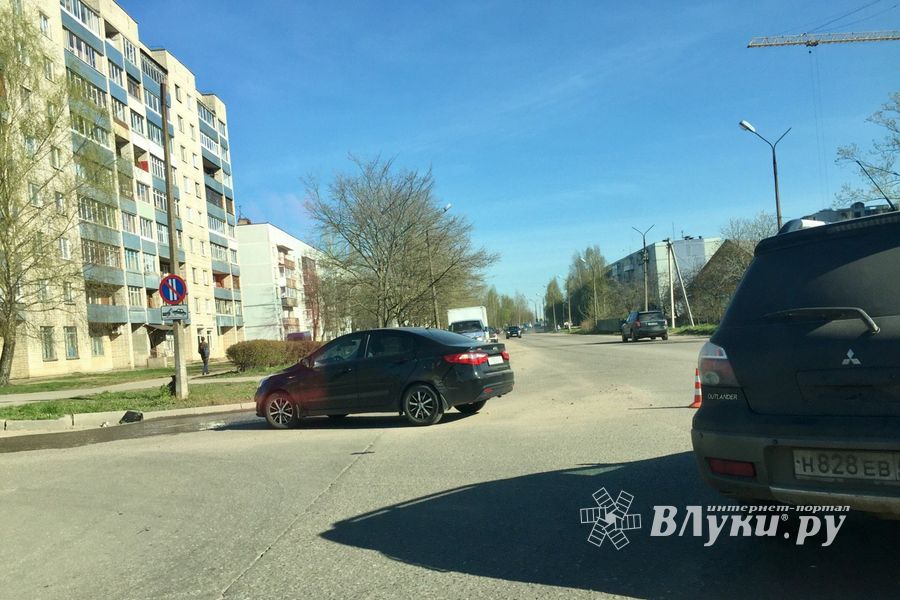 Фотофакт: ДТП на Дружбе в Великих Луках