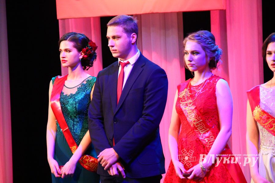 В Великих Луках выпускникам вручили медали «За особые успехи в учении» (ФОТО)