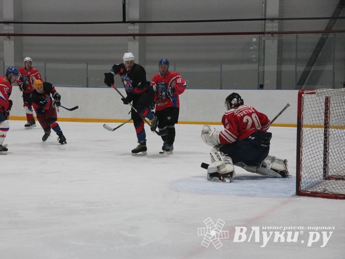 Памятный турнир по хоккею прошел в великолукском «Айсберге» (ФОТО)