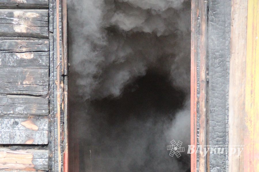 В Великих Луках на проспекте Гагарина горел барак (ФОТО)